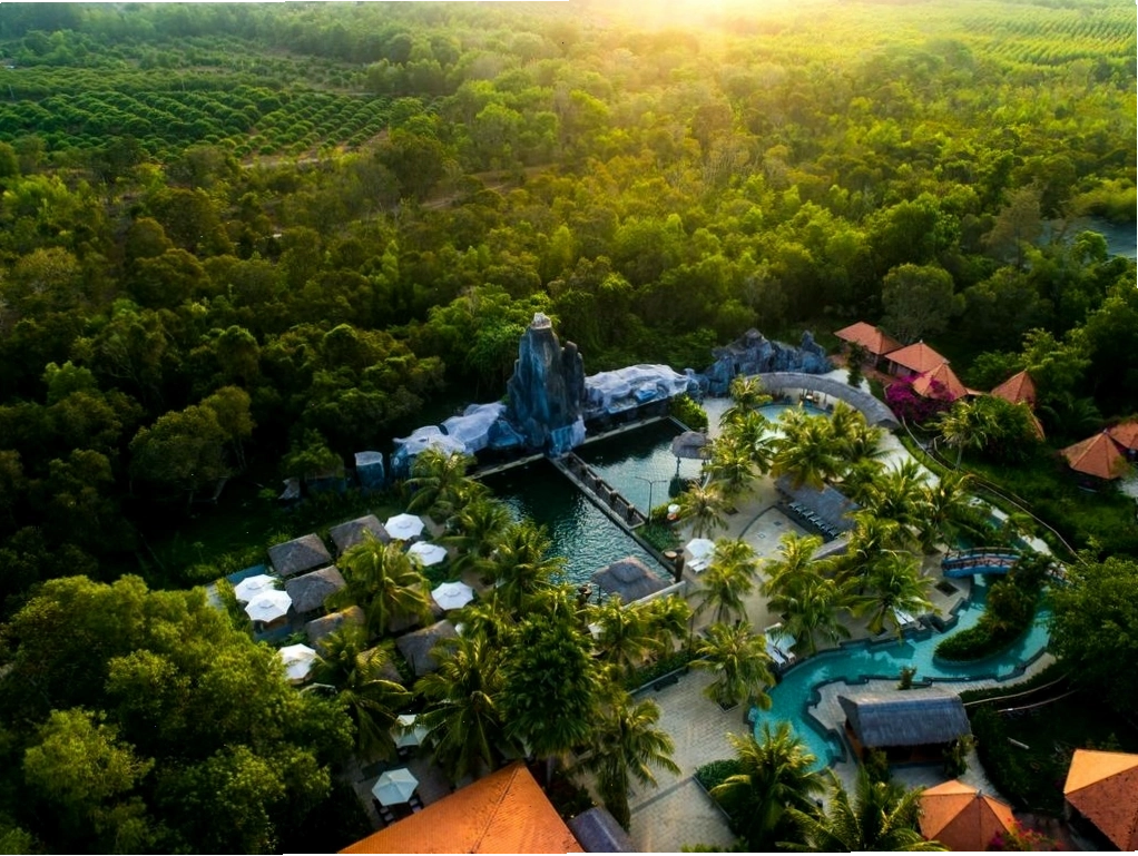 Nhân viên đang phục vụ dịch vụ massage tại spa