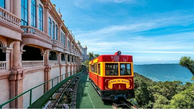 Nhân viên khách sạn hỗ trợ du khách