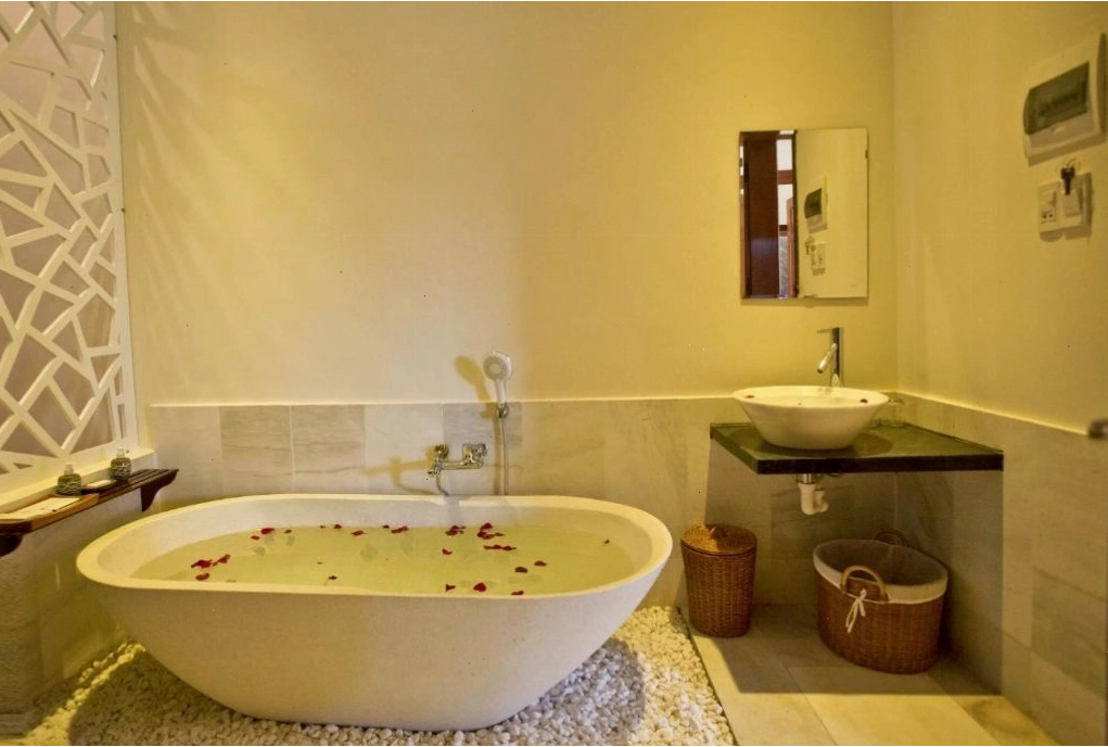 Nhân viên khách sạn hỗ trợ du khách