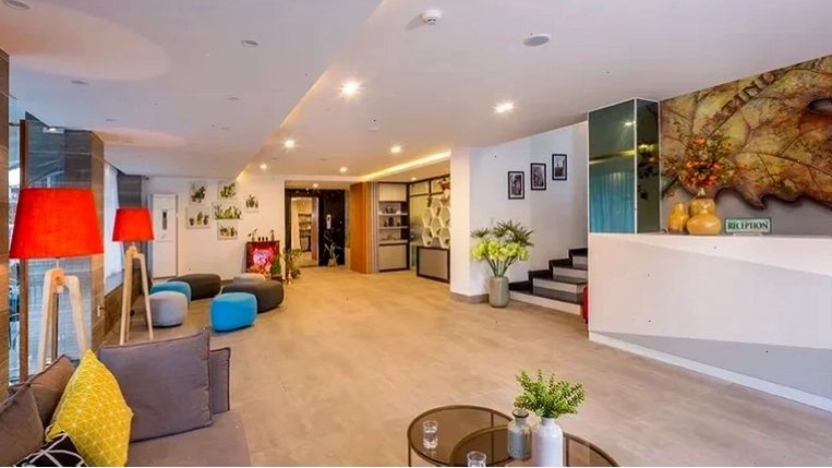 Nhân viên khách sạn hỗ trợ khách làm thủ tục nhận phòng