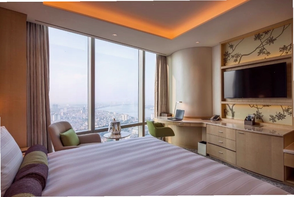 Nhân viên Khách sạn Lotte Hà Nội phục vụ chuyên nghiệp