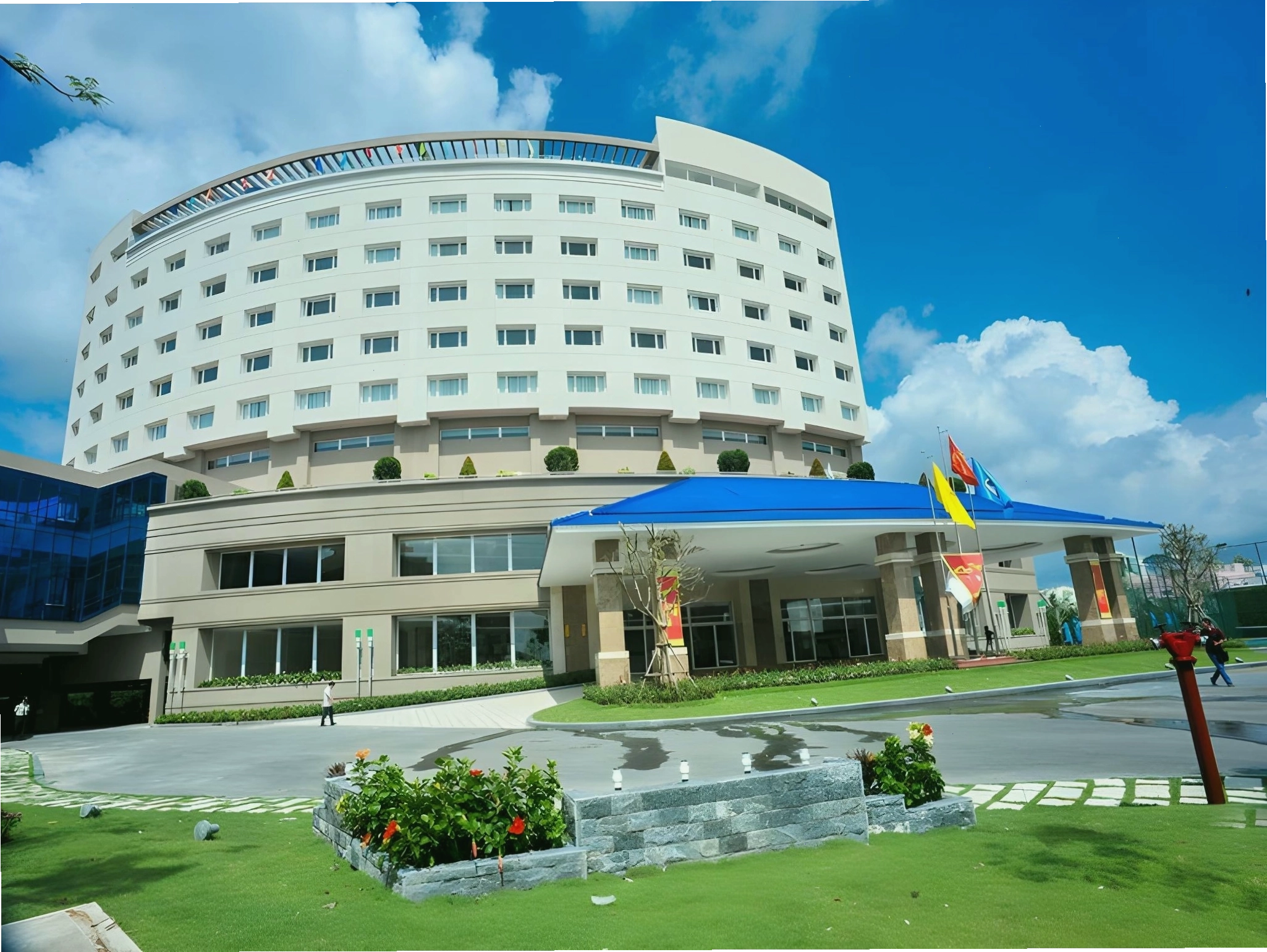 Nhân viên Khách sạn Mekong Mỹ Tho phục vụ khách hàng