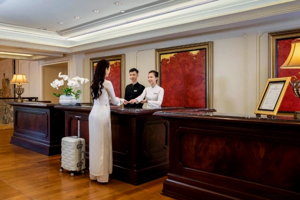 Nhân viên lễ tân thân thiện tại Khách sạn Indochine Palace