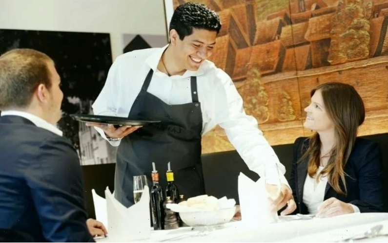 Nhân viên nhà hàng chuyên nghiệp chào đón khách