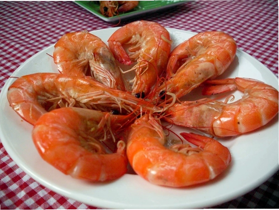 Nhân viên nhà hàng Cồn Phụng phục vụ tận tình