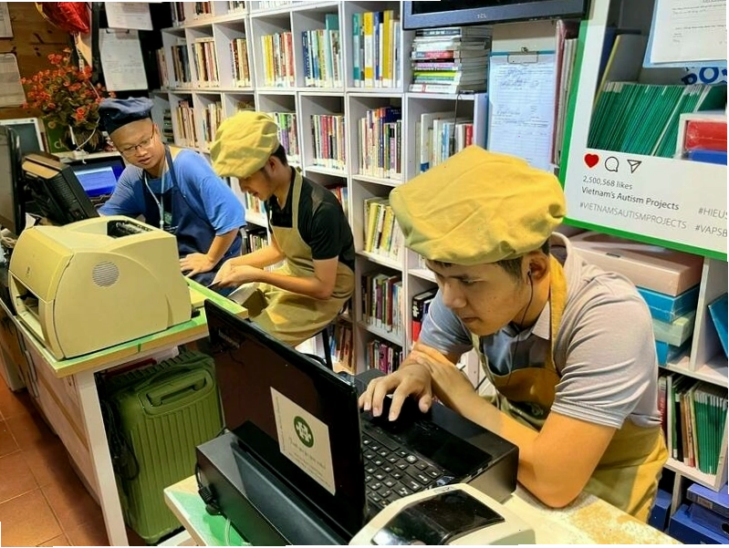 Nhân viên nhà hàng hạnh phúc sử dụng thành thạo công nghệ