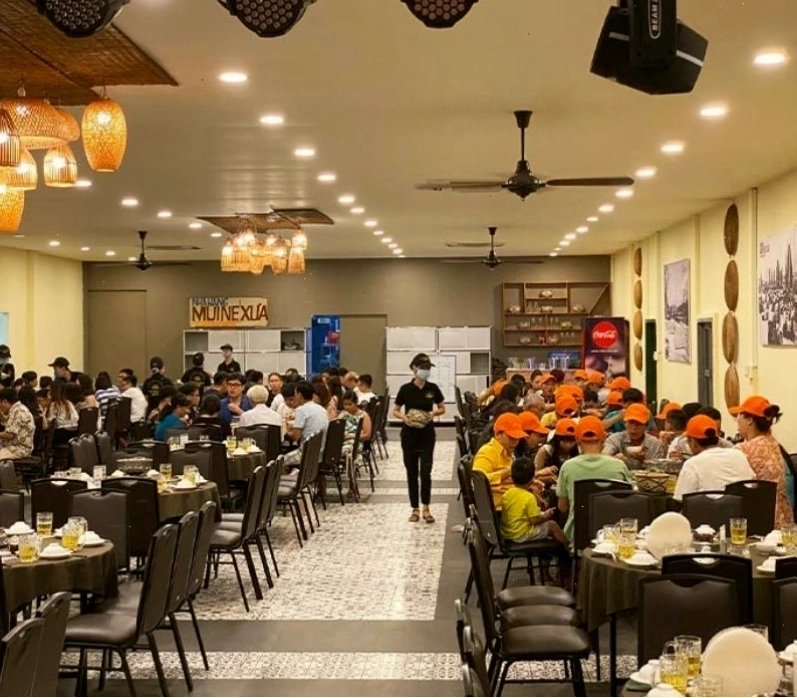 Nhân viên nhà hàng Mũi Né Xưa phục vụ chuyên nghiệp