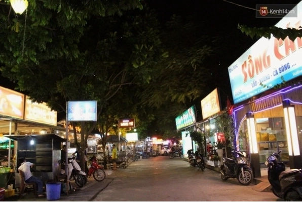 Nhân viên nhà hàng phục vụ món ăn cho khách hàng