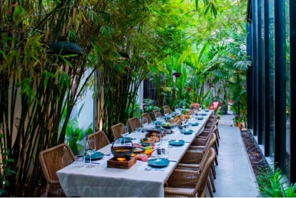 Nhân viên nhà hàng Tư Trì phục vụ tận tình