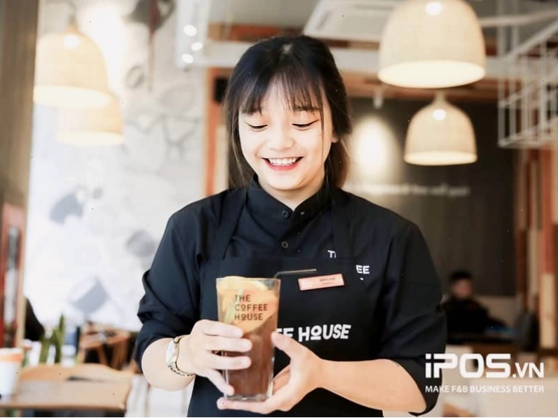 Nhân viên phục vụ quán cafe chào đón khách hàng
