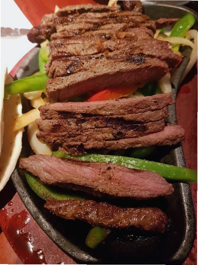 Nhân viên phục vụ tại Hard Rock Cafe Hồ Chí Minh
