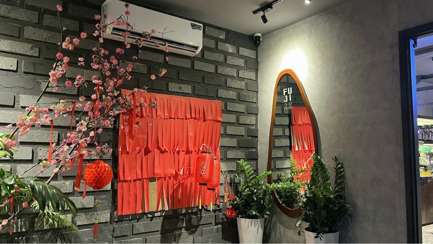 Nhân viên thân thiện tại Fuji Cafe sẵn sàng phục vụ khách hàng