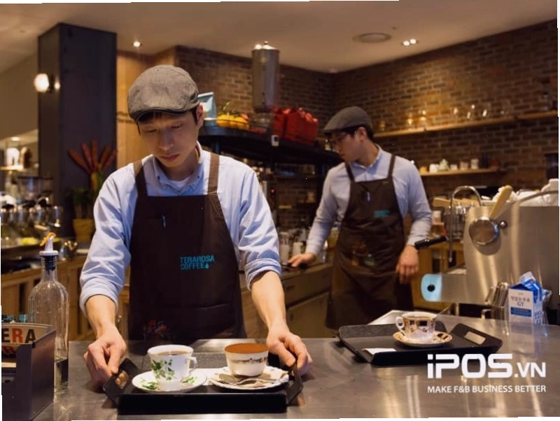 Nhân viên tư vấn đồ uống cho khách tại quầy