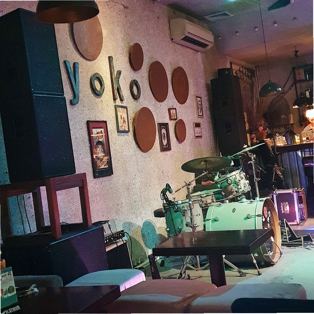 Nhân viên Yoko Cafe đang phục vụ khách hàng tại quầy