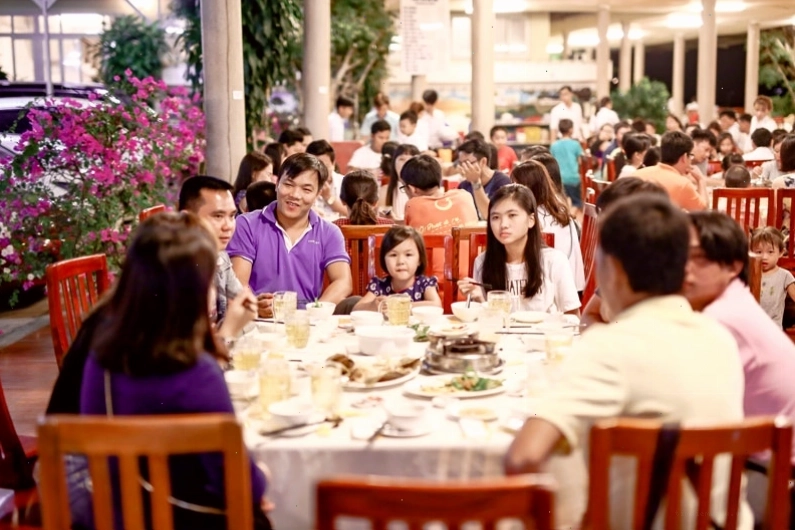Nhiều loại hải sản tươi sống được bày bán tại nhà hàng