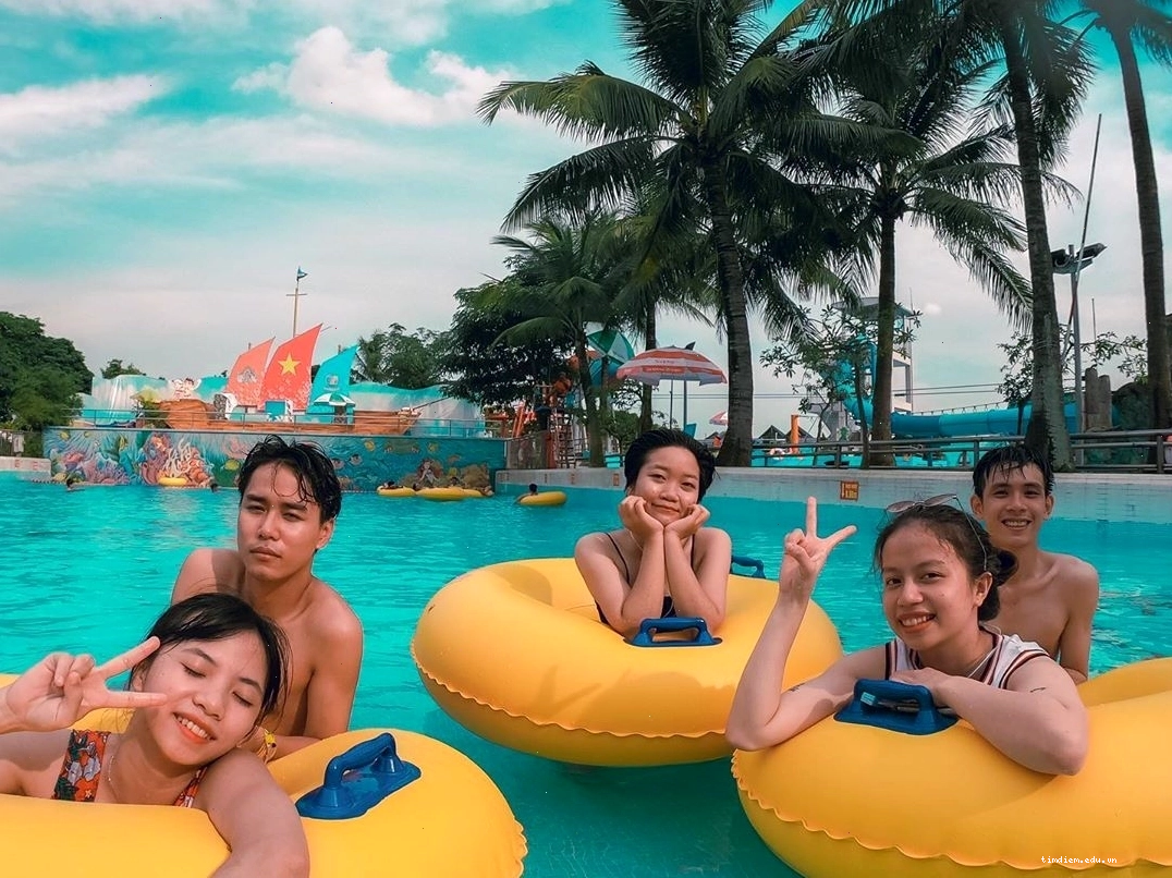 Nhiều người tham gia các trò chơi cảm giác mạnh tại Công viên Nước Hồ Tây