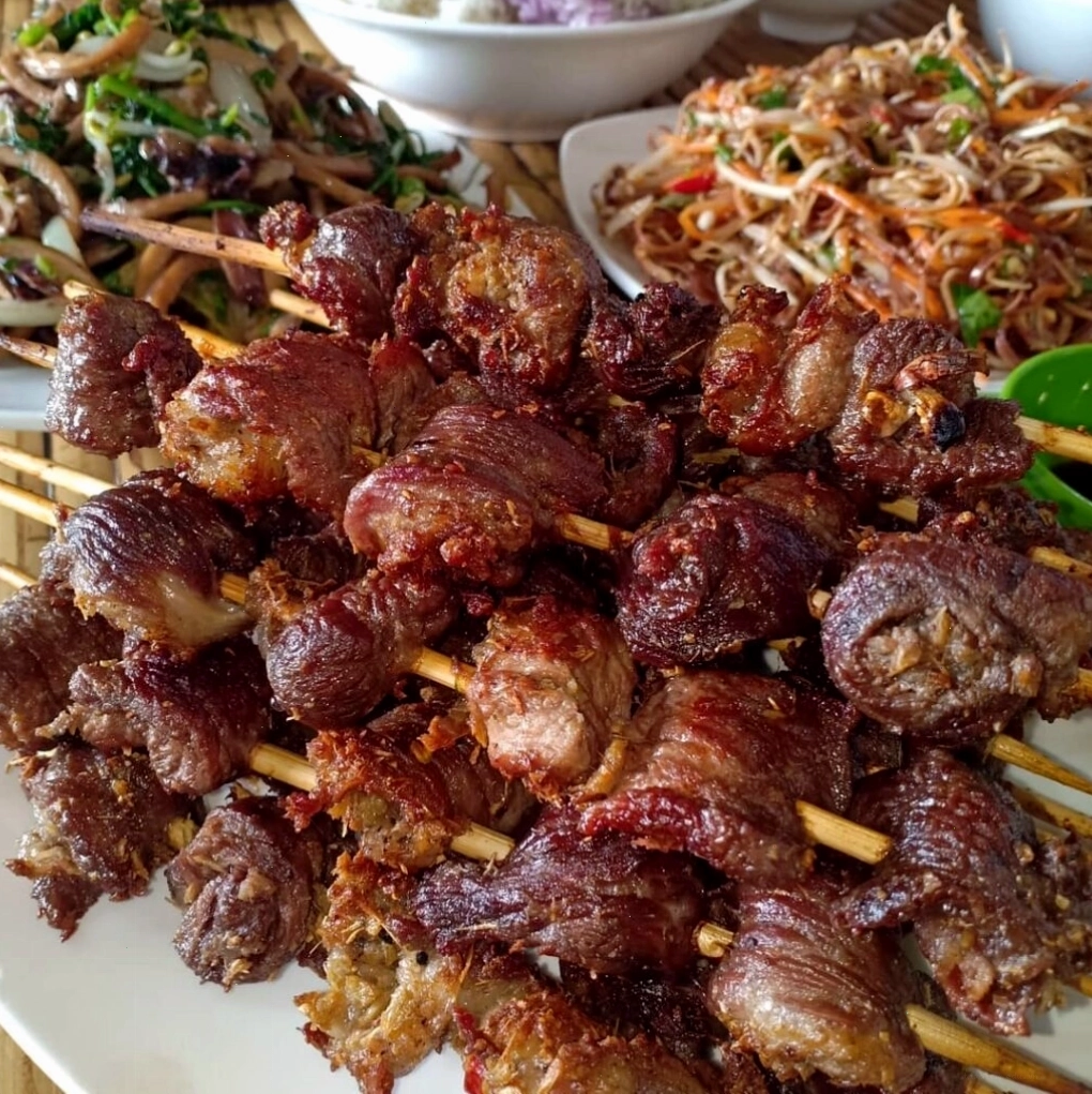 Nhóm bạn bè quây quần bên mâm cỗ tại nhà hàng Mai Châu