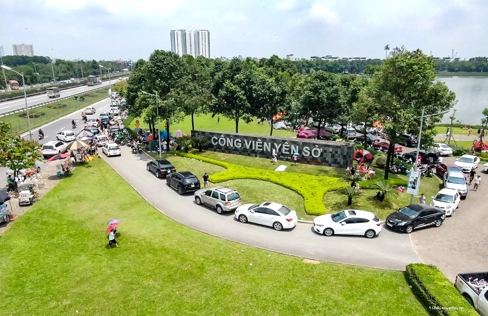 Nhóm bạn trẻ chụp ảnh kỷ yếu tại Công viên Yên Sở