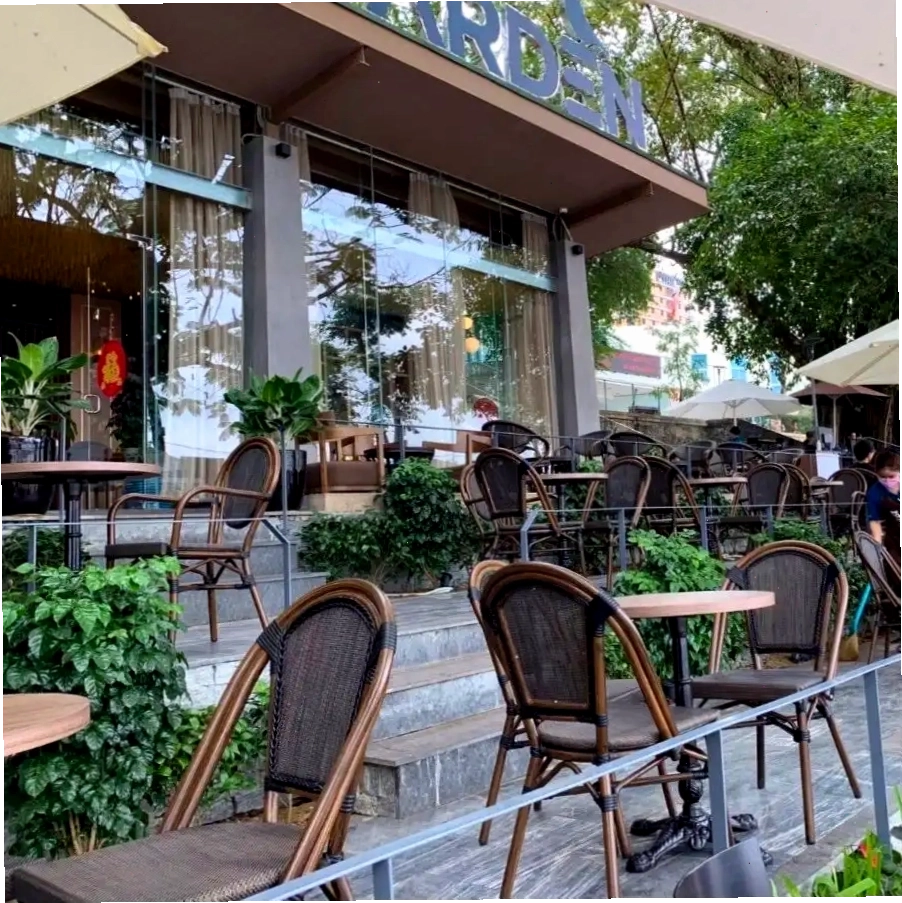 Những bộ bàn ghế nhôm lưới textilene hiện đại tại The Books Garden