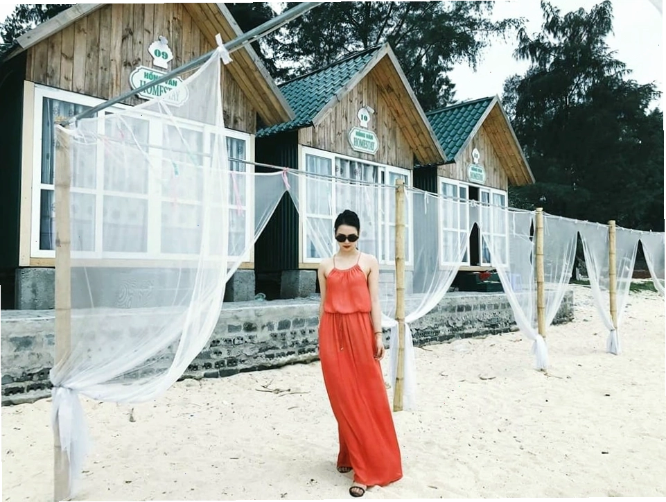 Những căn nhà gỗ xinh xắn của Hồng Vàn Homestay hướng ra biển