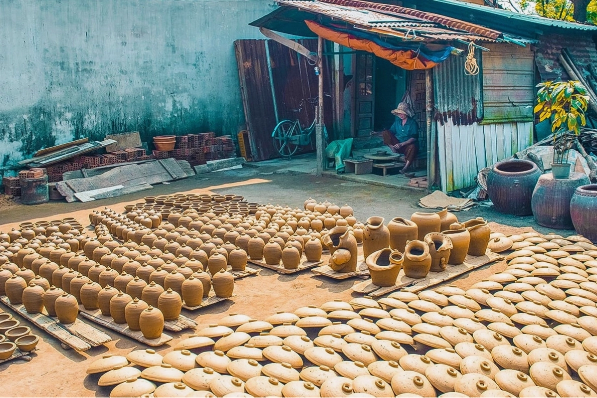 Những chiếc chum sành phơi khô ngoài hiên nhà tại Làng Gốm Thanh Hà Hội An