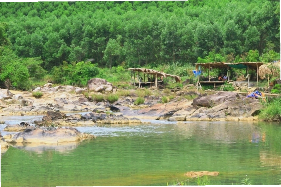 Những chòi lá và lán trại ven suối phục vụ kinh doanh, bán đồ ăn đặc sản