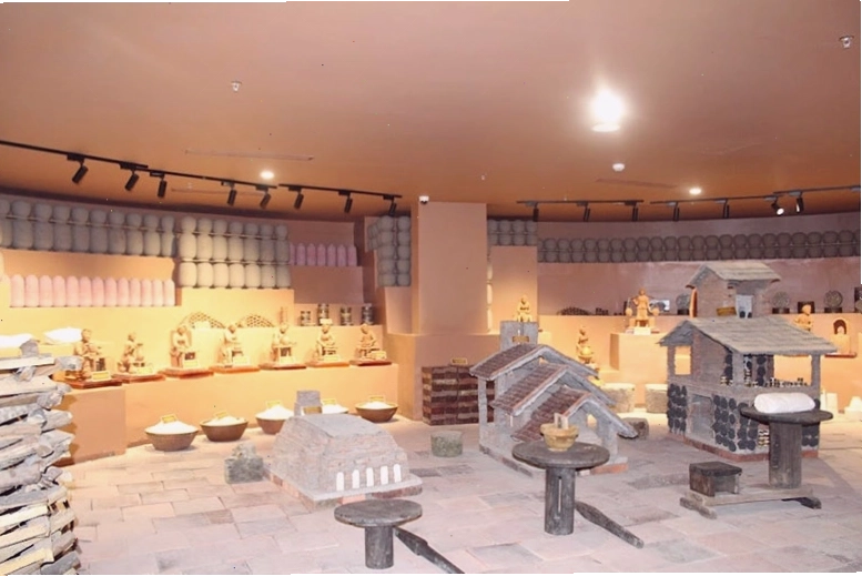 Những con đường nhỏ rợp bóng cây tại làng gốm Bát Tràng