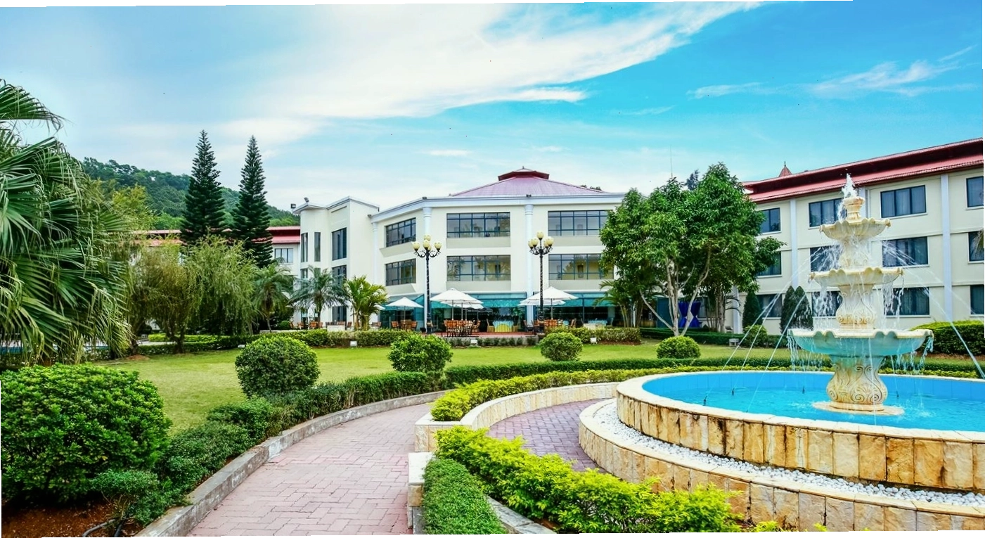 Những con thuyền neo đậu gần bờ biển