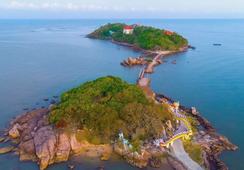 Những khối đá kỳ lạ tại Hòn Đá Bạc