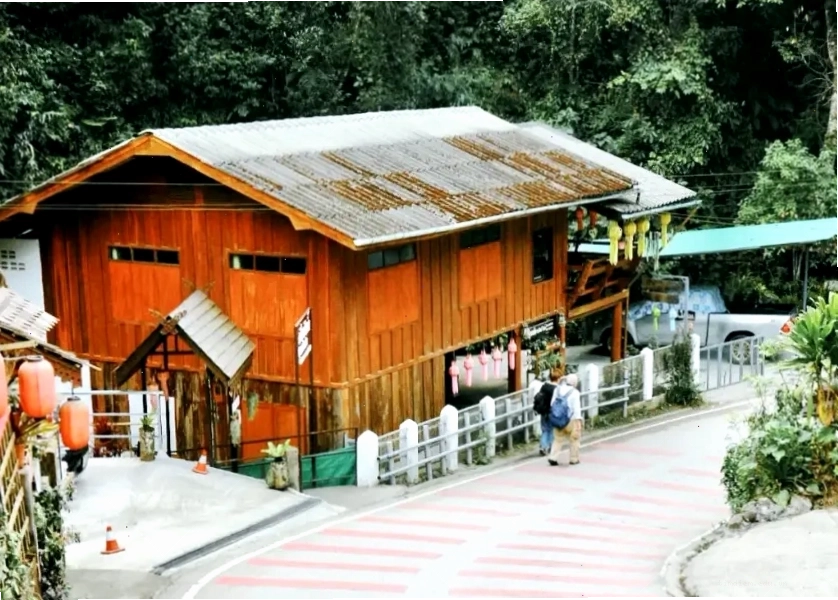 Những ngôi nhà gỗ mộc mạc nằm giữa thiên nhiên tại Mae Kampong