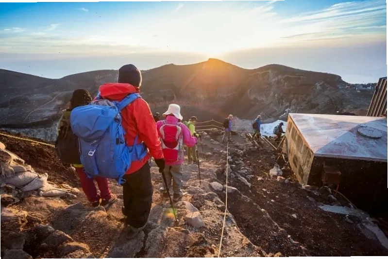 Những người leo núi đang chinh phục đường lên đỉnh Núi Phú Sĩ