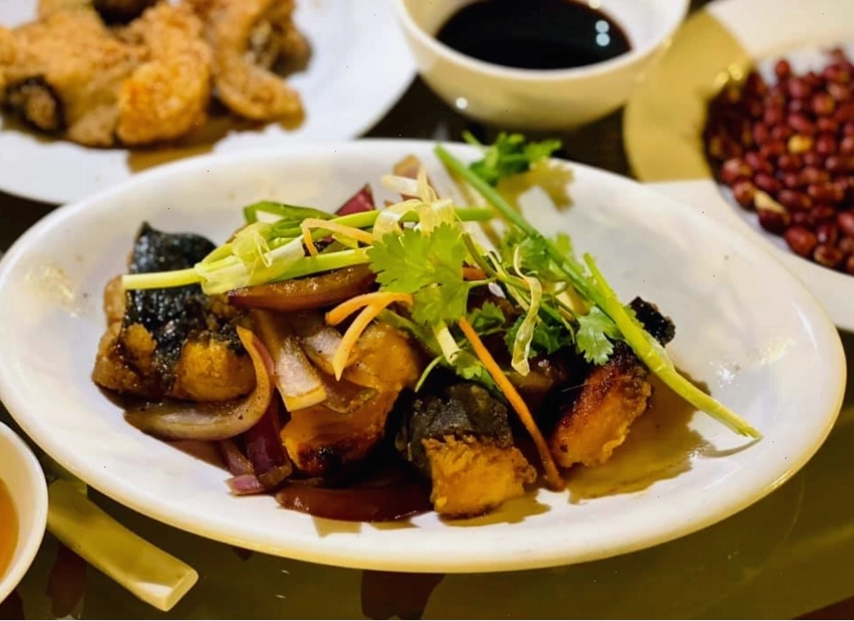 Nồi lẩu cá lăng thơm ngon với đầy đủ rau ăn kèm