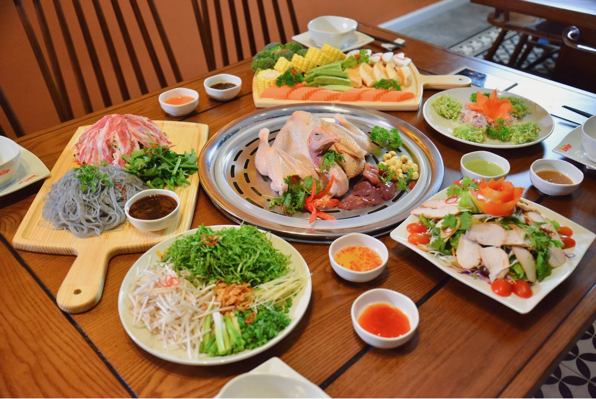 Nồi lẩu gà úp nóng hổi
