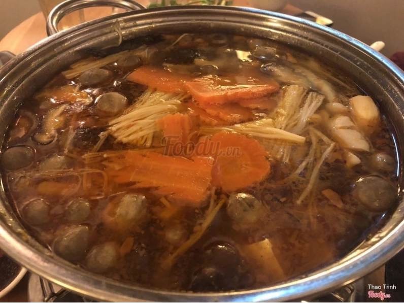 Nồi lẩu Thái chay đầy đặn chuẩn bị phục vụ
