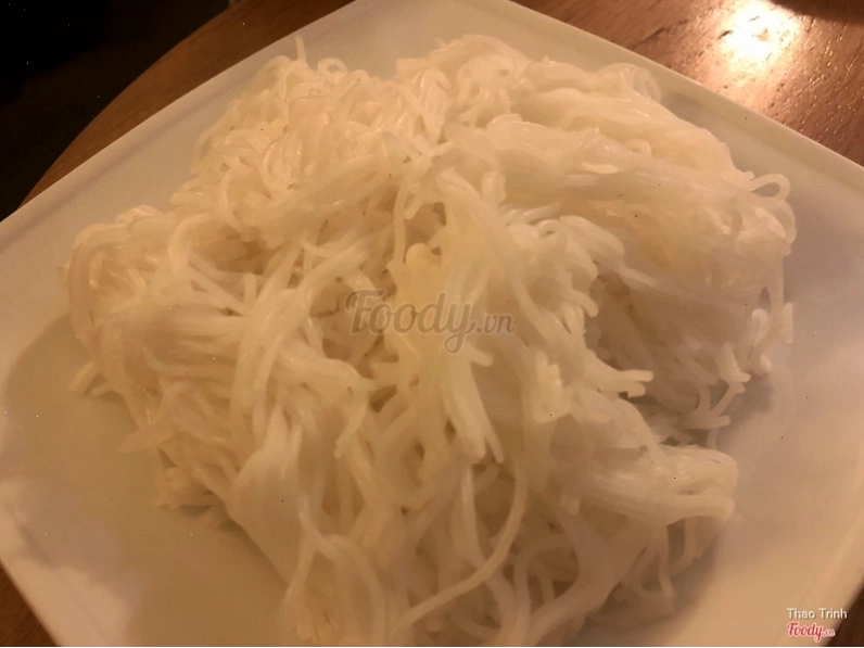 Nồi lẩu Thái chay nóng hổi với nhiều loại rau và nấm