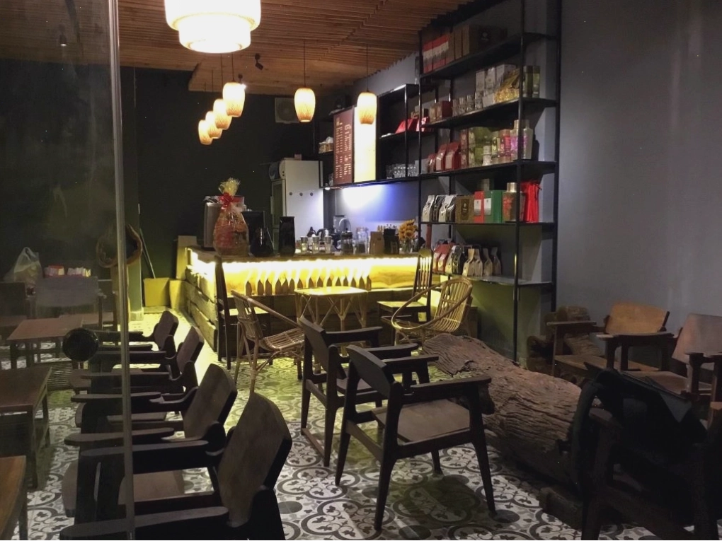 Nội thất gỗ đơn giản tại Hue Cafe Roastery tạo cảm giác ấm cúng