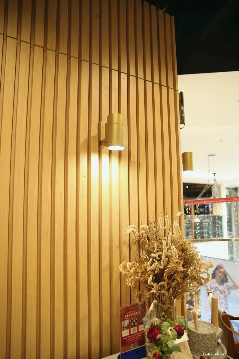 Nội thất gỗ và các chi tiết trang trí tinh xảo tại Miyama Cafe