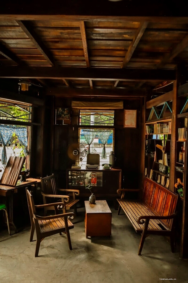 Nội thất gỗ và đồ trang trí hoài cổ tại Tiệm Cà Phê Linh
