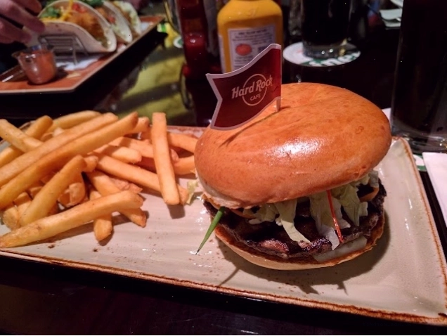 Nội thất Hard Rock Cafe Hồ Chí Minh với họa tiết hoa sen