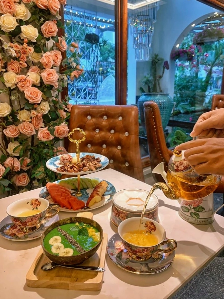 Nội thất Lofita Tea & Coffee với gam màu kem và điểm nhấn màu cam