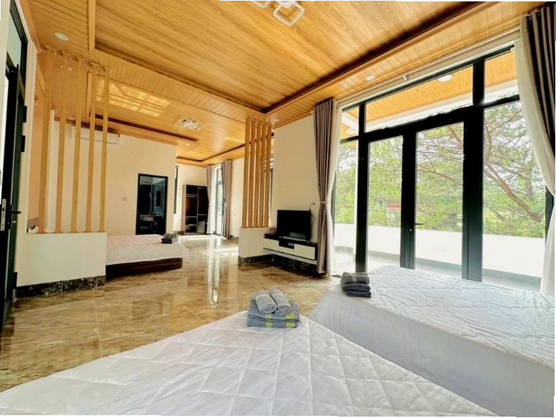 Nội thất phòng nghỉ tại Henisi Homestay Măng Đen với tông màu ấm áp