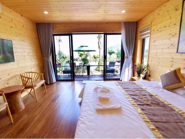 Nội thất phòng nghỉ tại Suối Ngọc Retreat với gam màu tươi sáng