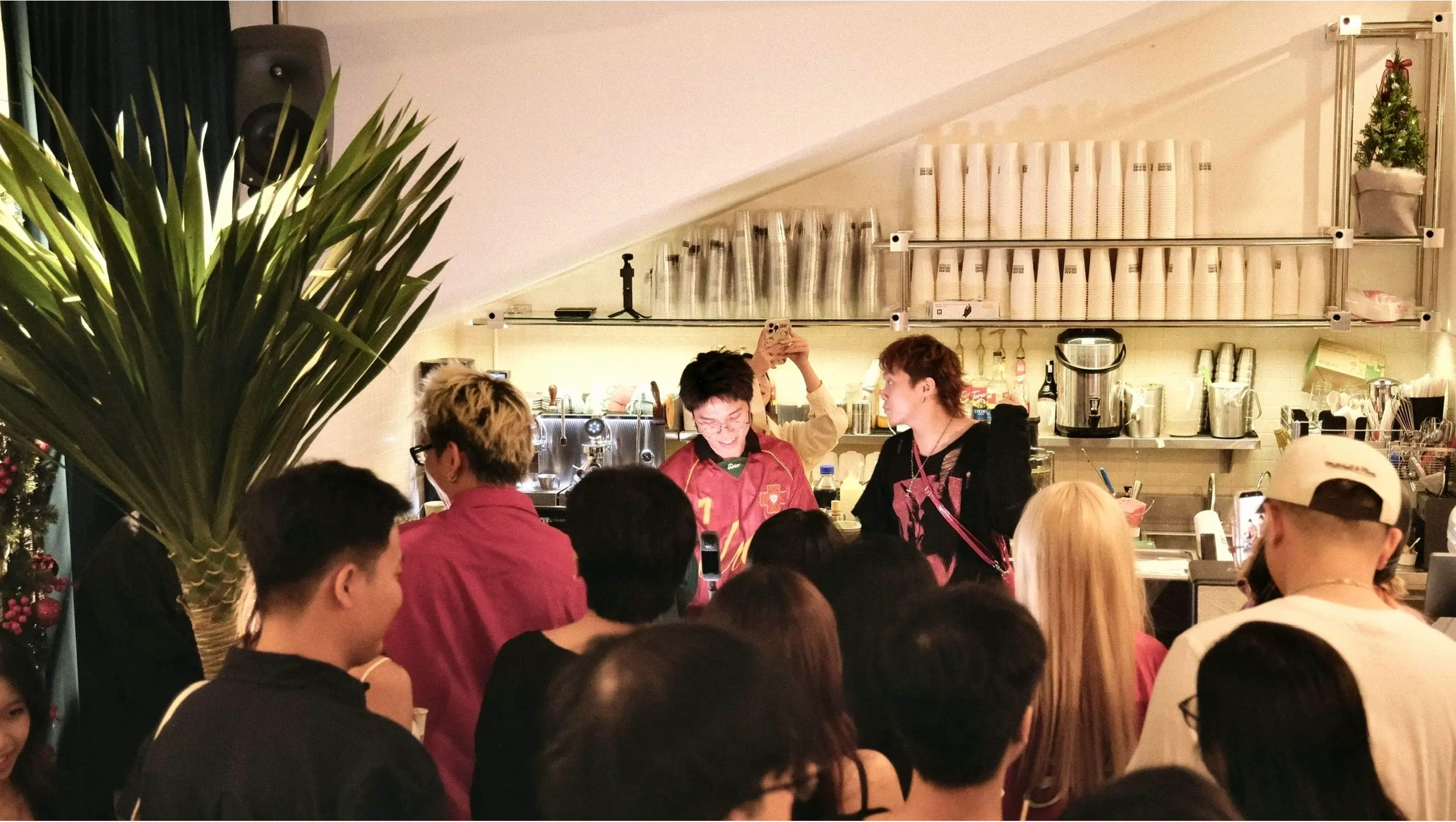 Nội thất quán cafe DJ với gam màu trung tính và bàn ghế gỗ