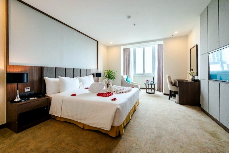 Nội thất sang trọng của Phòng Deluxe King tại Mường Thanh Holiday Suối Mơ
