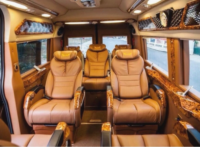 Nội thất sang trọng của xe Huệ Nghĩa Limousine đi núi Bà Đen