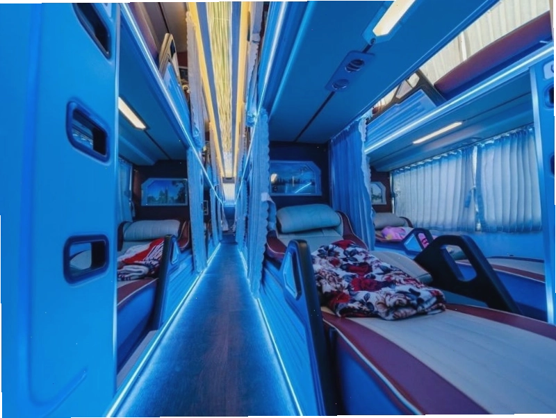 Nội thất sang trọng của xe limousine Hạnh Cafe