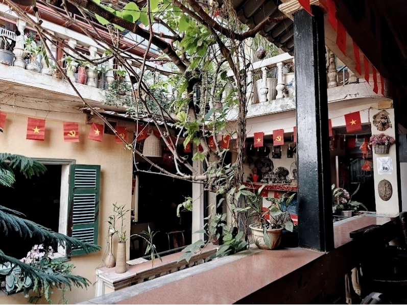 Nola Cafe & Bar với view nhìn ra phố Mã Mây, Hà Nội
