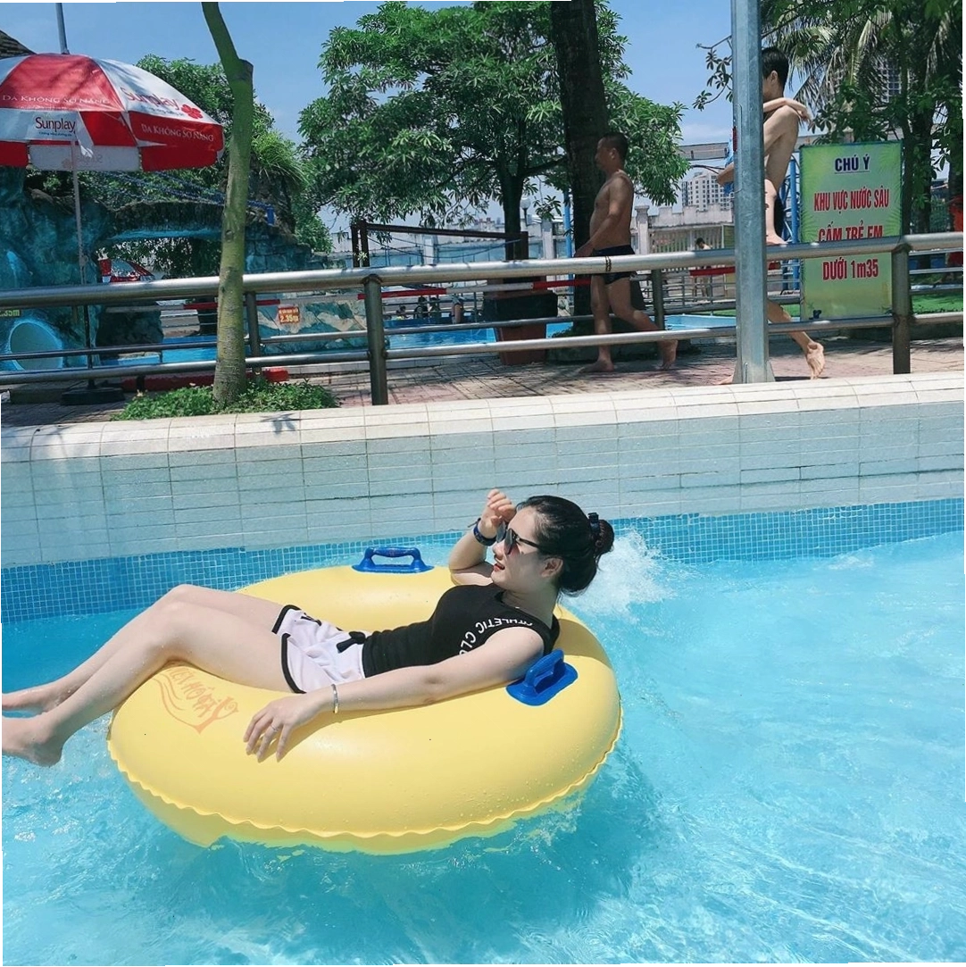 Nụ cười rạng rỡ của du khách khi tham gia các trò chơi nước