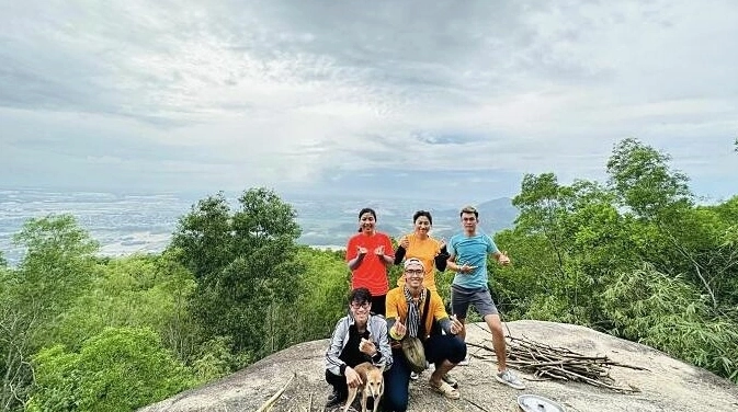 Núi Dinh Trekking Khám phá cung đường trekking độc đáo gần Sài Gòn
