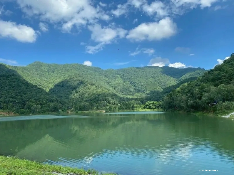 Núi Hàm Lợn là địa điểm du lịch miền Bắc 1 ngày phù hợp cho hoạt động trekking và cắm trại
